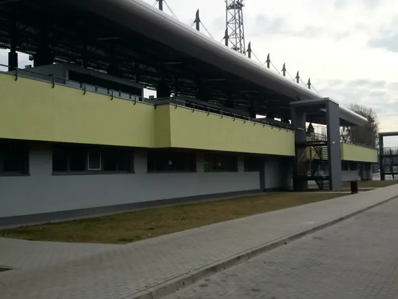 Budynek z trybuną i zadaszeniem - widok z zewnątrz